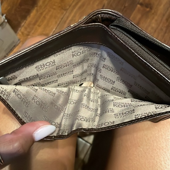 Woman’s Wallet - Picture 4 of 5